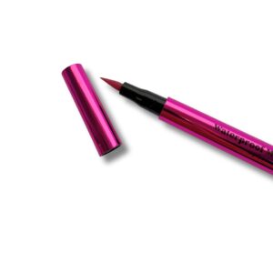 Metallinhohtoinen eyeliner värissä vaaleanpunainen.