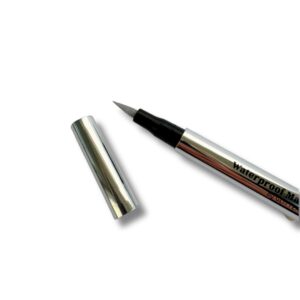 Metallinhohtoinen eyeliner värissä hopea.