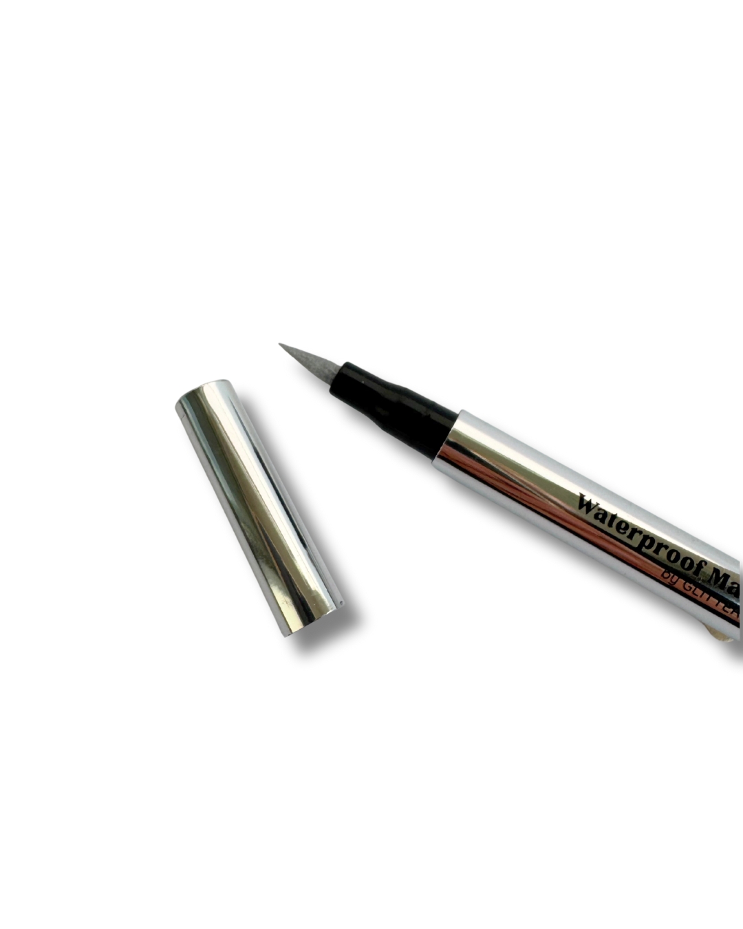 Metallinhohtoinen eyeliner värissä hopea.