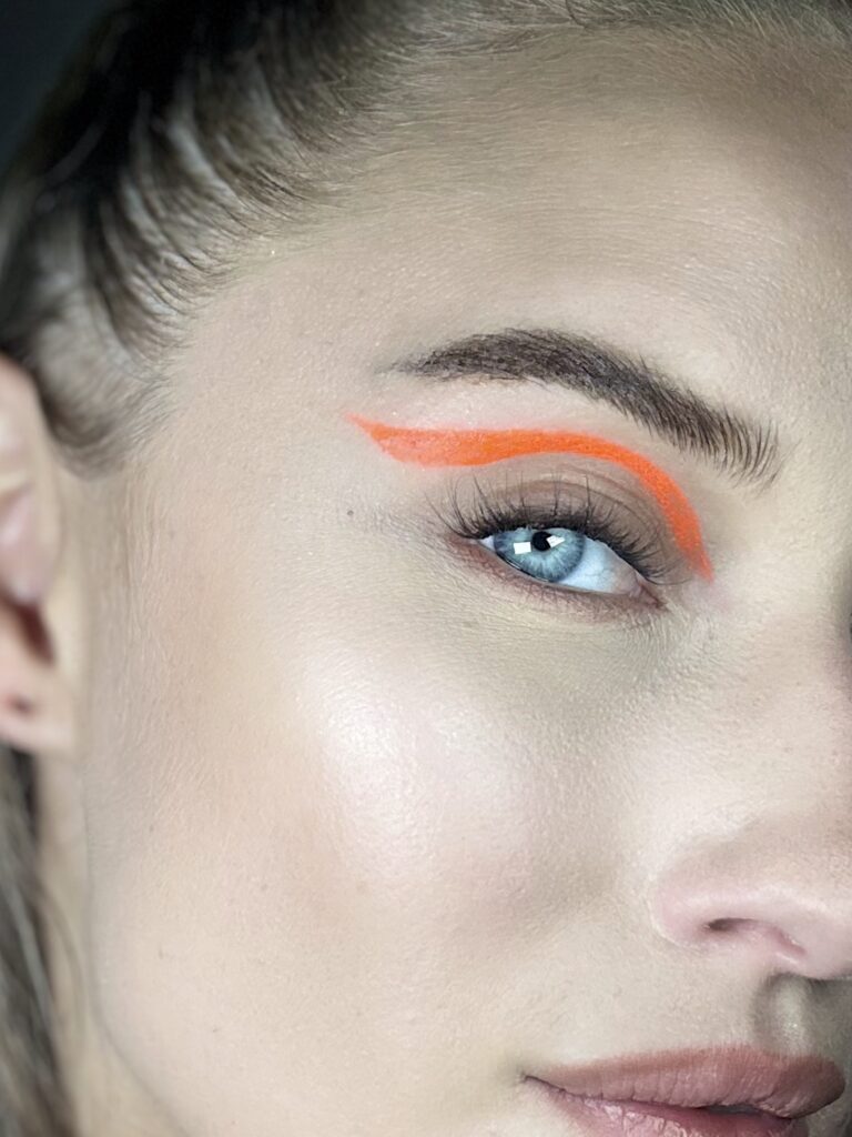 UV Neon eyeliner värissä oranssi.