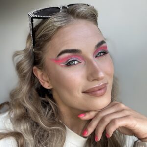 UV Neon eyeliner värissä pinkki.