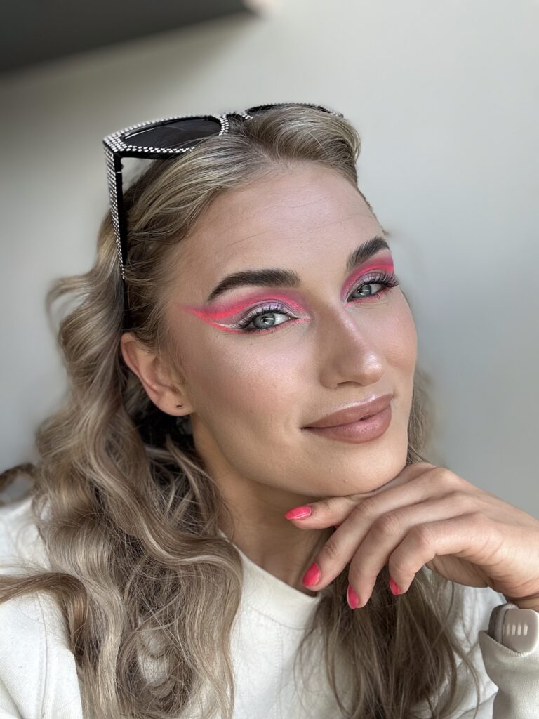 UV Neon eyeliner värissä pinkki.