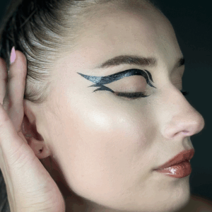 Metallic eyeliner värissä musta.