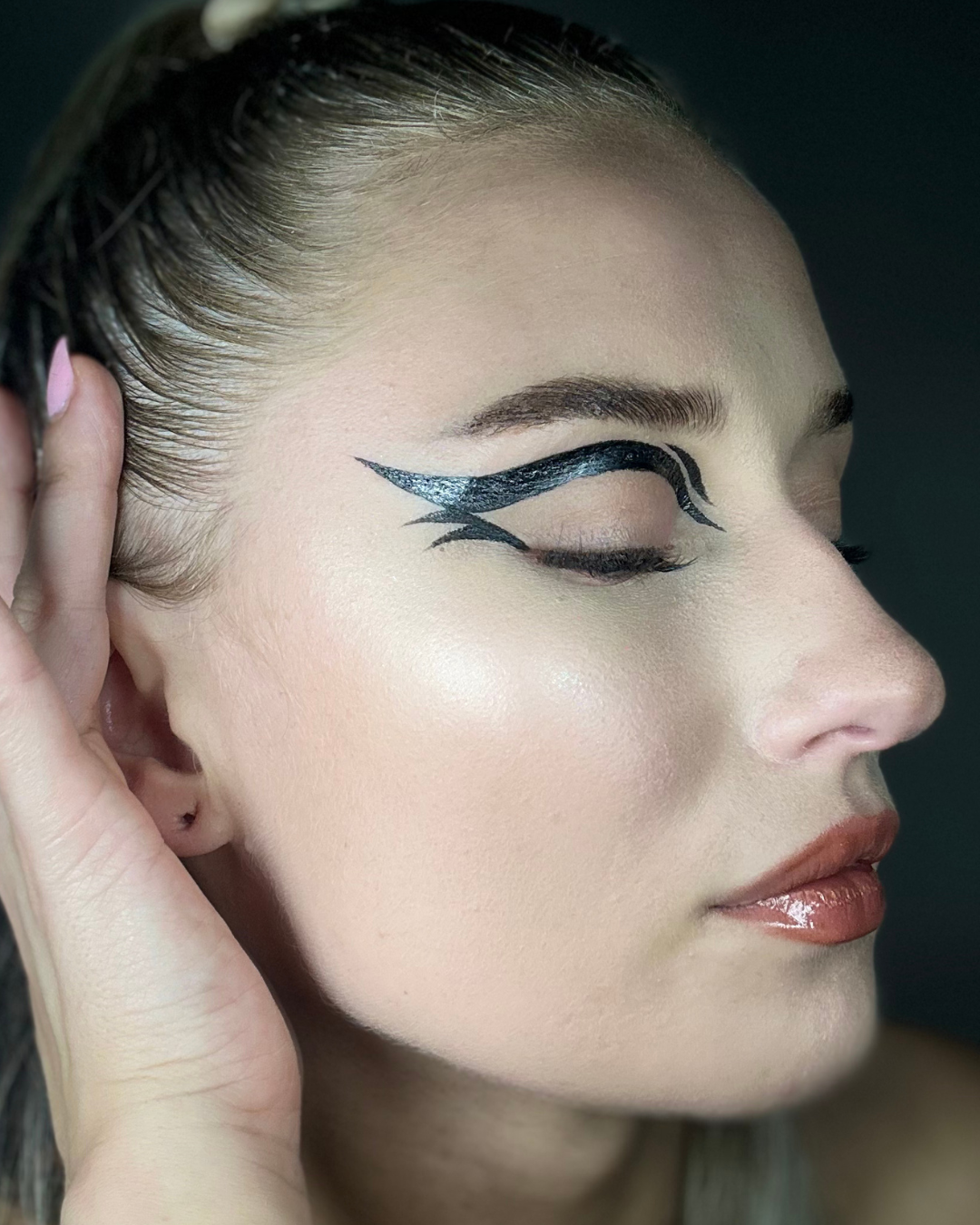 Metallic eyeliner värissä musta.