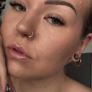 Glam Riot glitterhuulikiilto sävyssä pinkki.