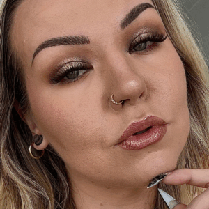 Glam Riot metallinhohtoinen luomiväri sävyssä pronssi.