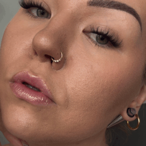 Glam Riot glitterhuulikiilto sävyssä nude.