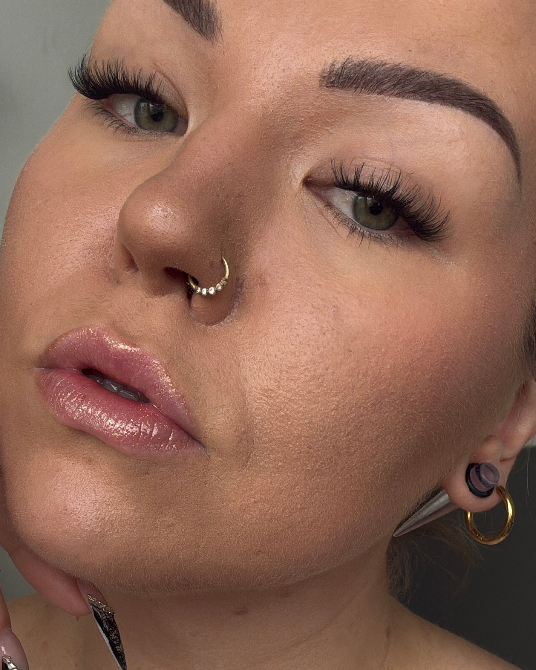 Glam Riot glitterhuulikiilto sävyssä nude.