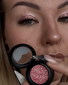 Glam Riot metallinhohtoinen luomiväri sävyssä rose gold.