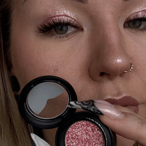 Glam Riot metallinhohtoinen luomiväri sävyssä rose gold.