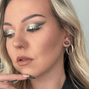 Glam Riot metallinhohtoinen luomiväri sävyssä hopea.