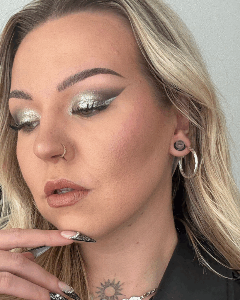 Glam Riot metallinhohtoinen luomiväri sävyssä hopea.