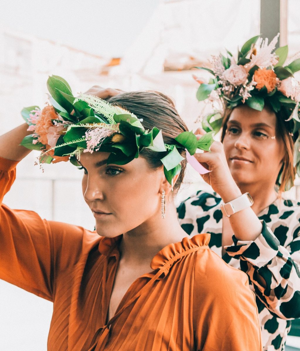 Kukkaseppele workshopissa tehdään kukkaseppeleitä.